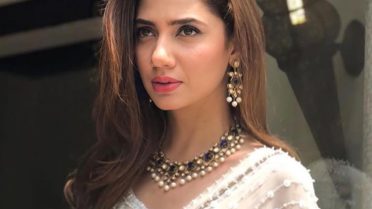 Headline Mahira Khan says she is not even engaged