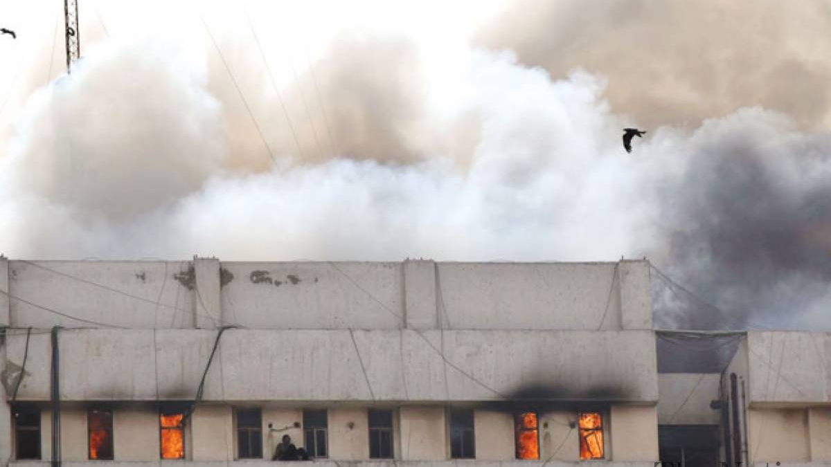 Karachi: Massive fire breaks out near II Chundrigar road