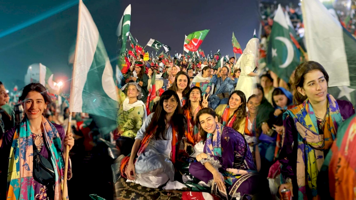 Syra Yousaf’s pictures from PTI’s Karachi rally go viral