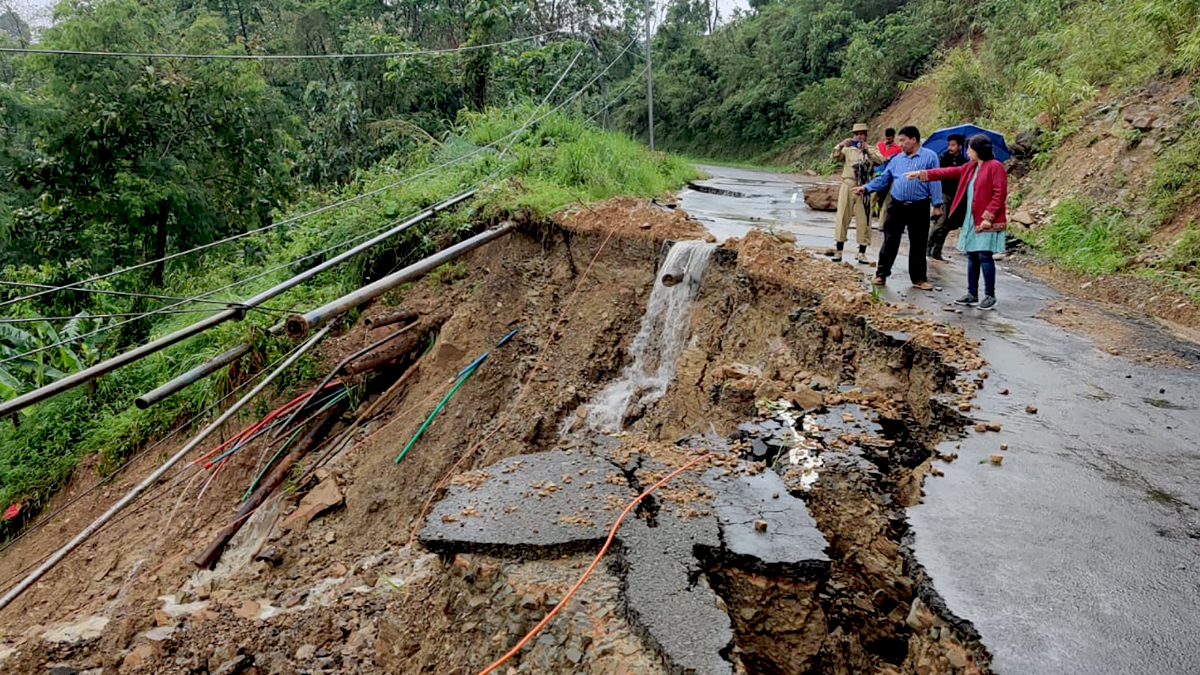 Rain triggers major landslides in GB