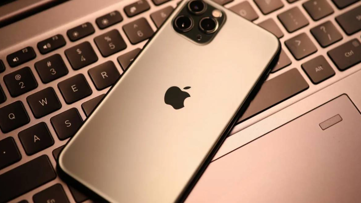 Apple Warns Hackers Into iPhones, Macs