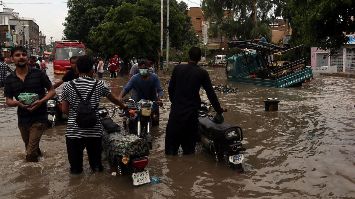 Pakistan seeks aid to cope with flood chaos