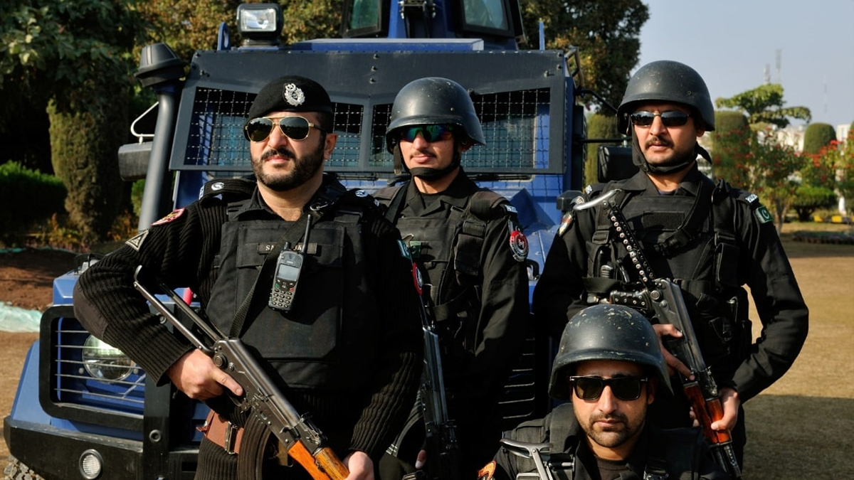 <strong>Three Policemen Martyred in Peshawar</strong>