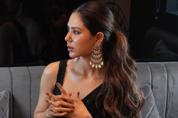 Pakistani's Favorite Sonam Bajwa planning to visit Pakistan soon