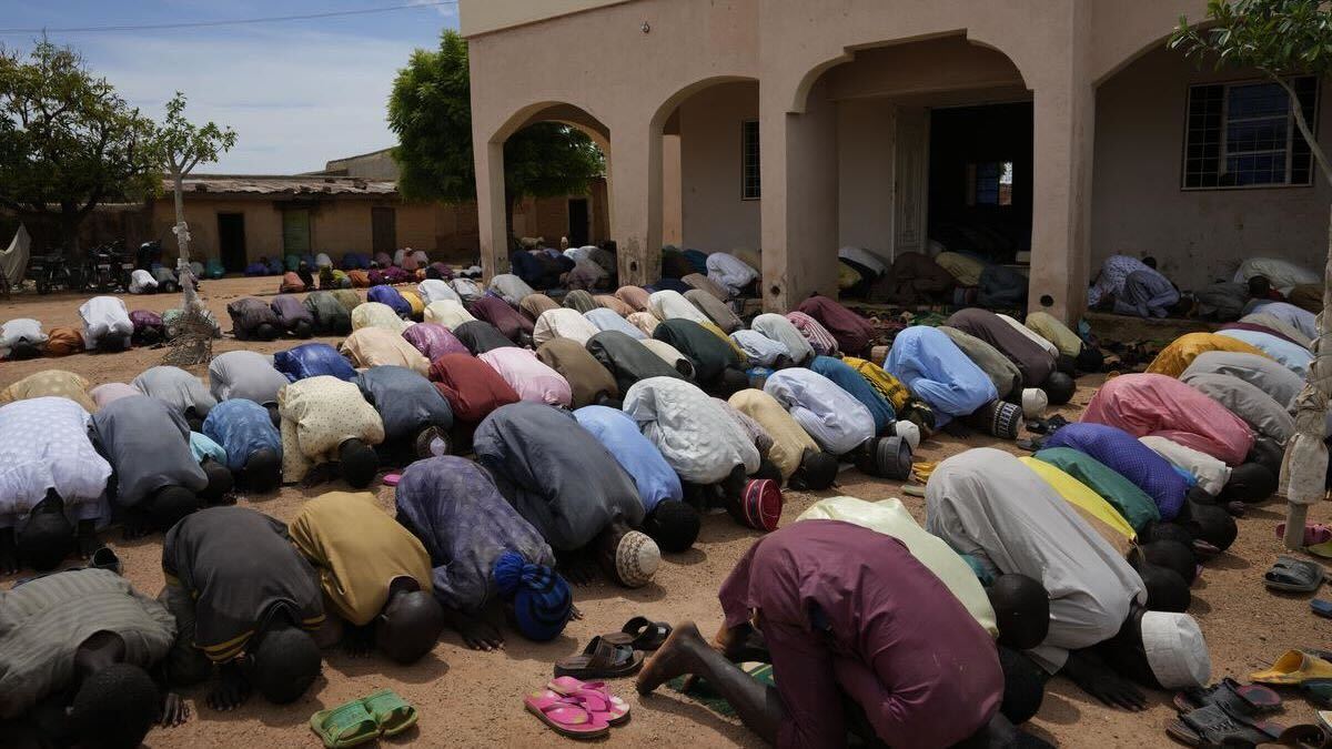 nigeria’s mosque collapses during prayers, killing 7 worshippers