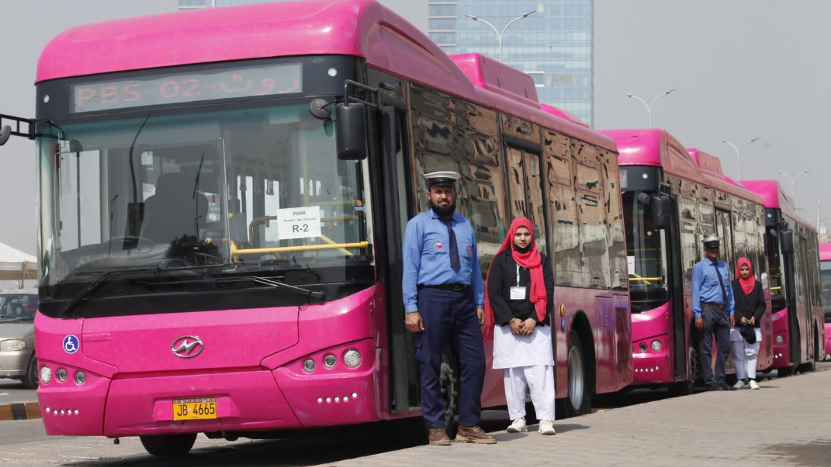 fatal pink bus accident in karachi one killed