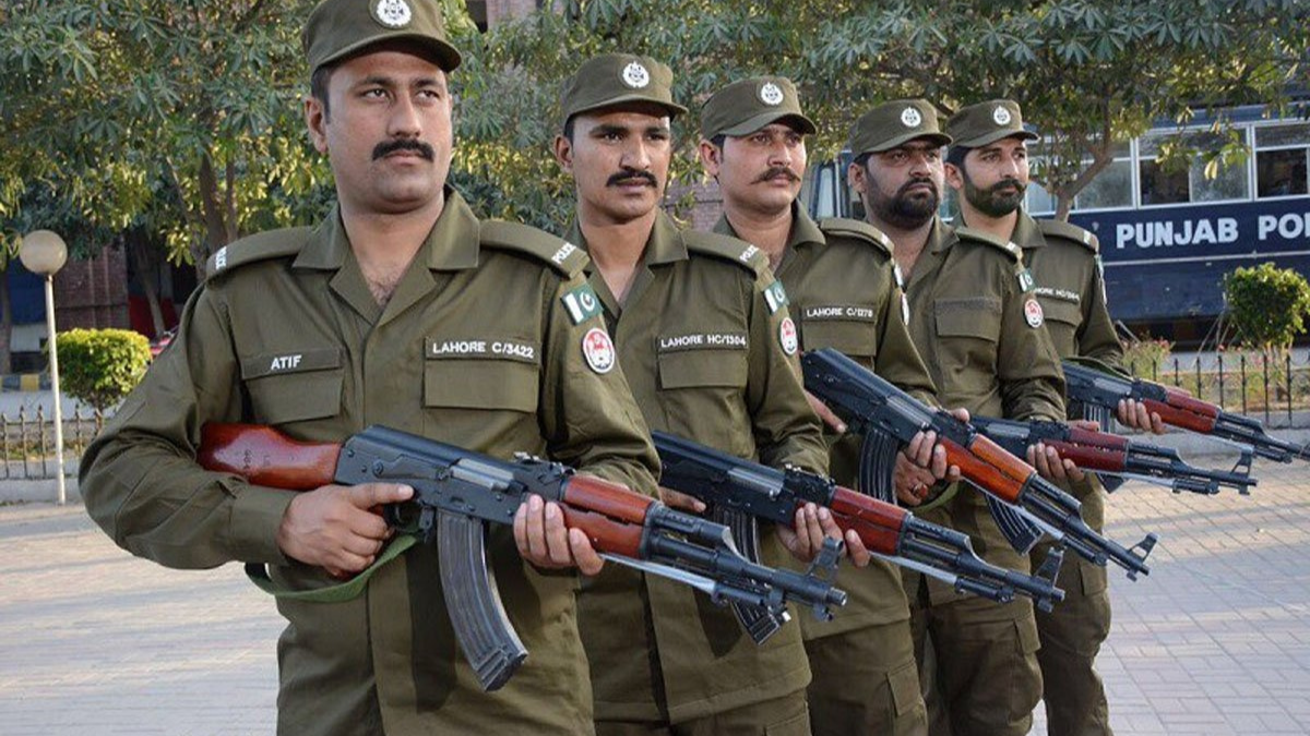militants attack police station in di khan