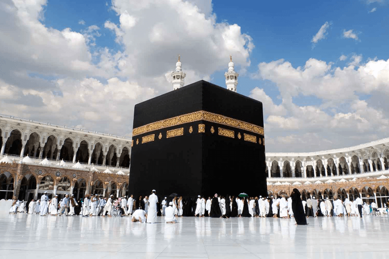 list-of-celebrities-who-had-touch-down-makkah-for-hajj-2024