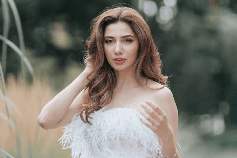 firdous jamal calls mahira khan an old woman in tv interview