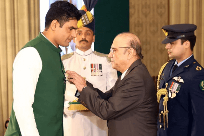 olympic hero arshad nadeem honored with hilal e imtiaz and rs100 million reward