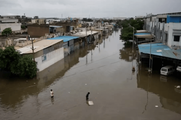 thousands evacuated as cyclone approaches india pakistan coast