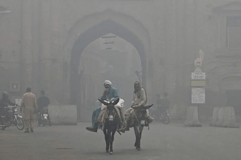 cloud of poison engulfing pakistan lahore drops to second place in global pollution rankings