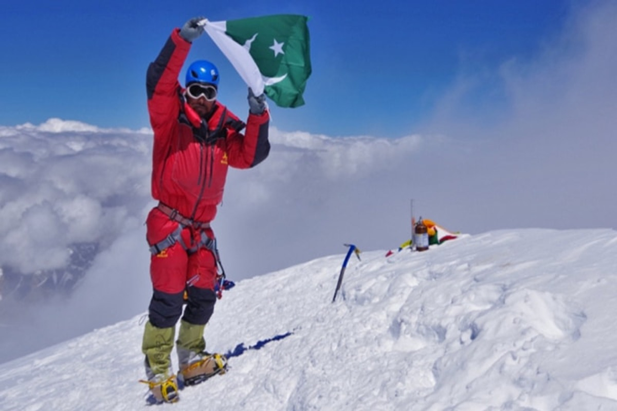 pakistan's top climbers leave for everest