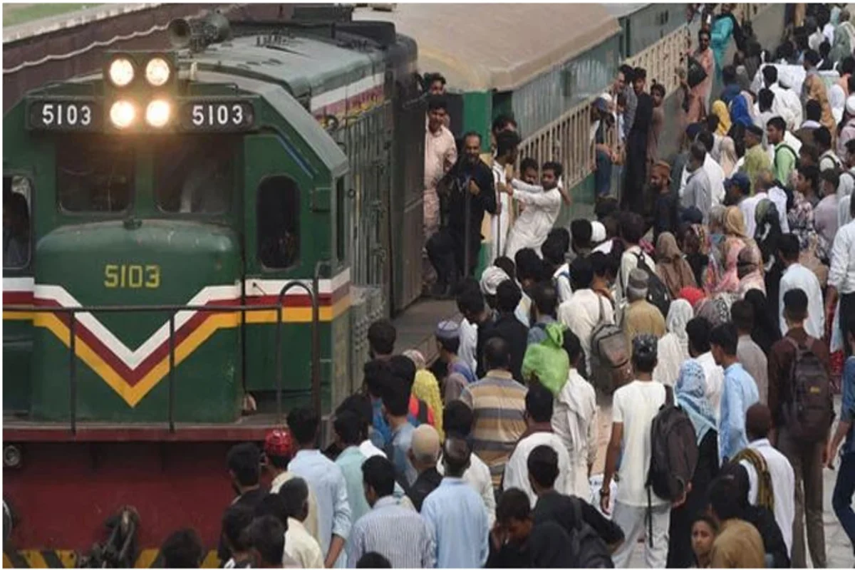 pakistan railways’ operation against ticketless passengers