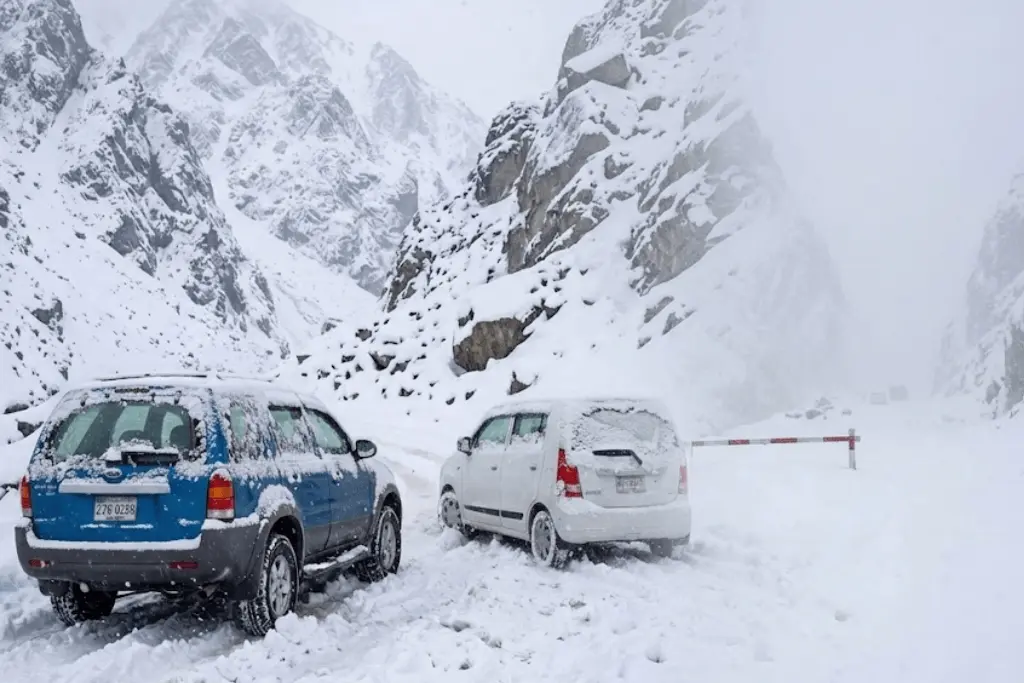 Planning a Naran Trip? Unexpected Snow Blocks Roads Today; How To Reach Safely, Check Latest Advisory! 